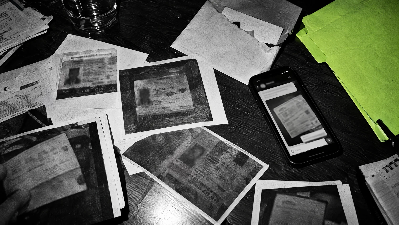Documentos aos bocados: fotografias tremidas, papéis e e-mails