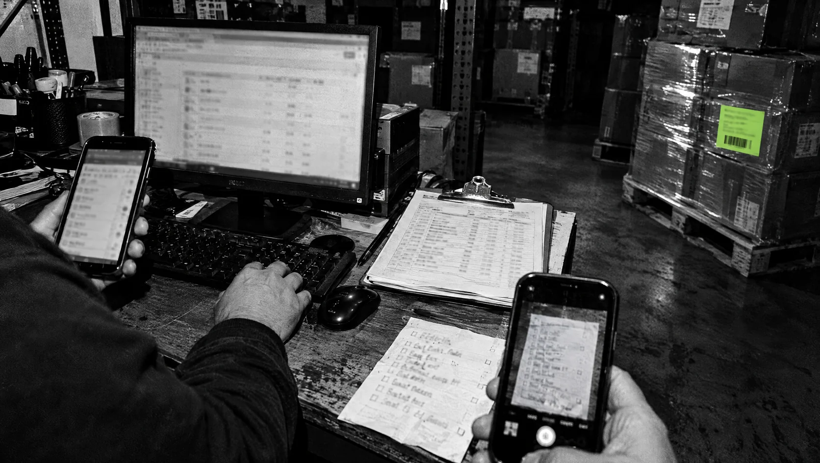 Mensagens, uma lista escrita à mão e um e-mail, todos com encomendas