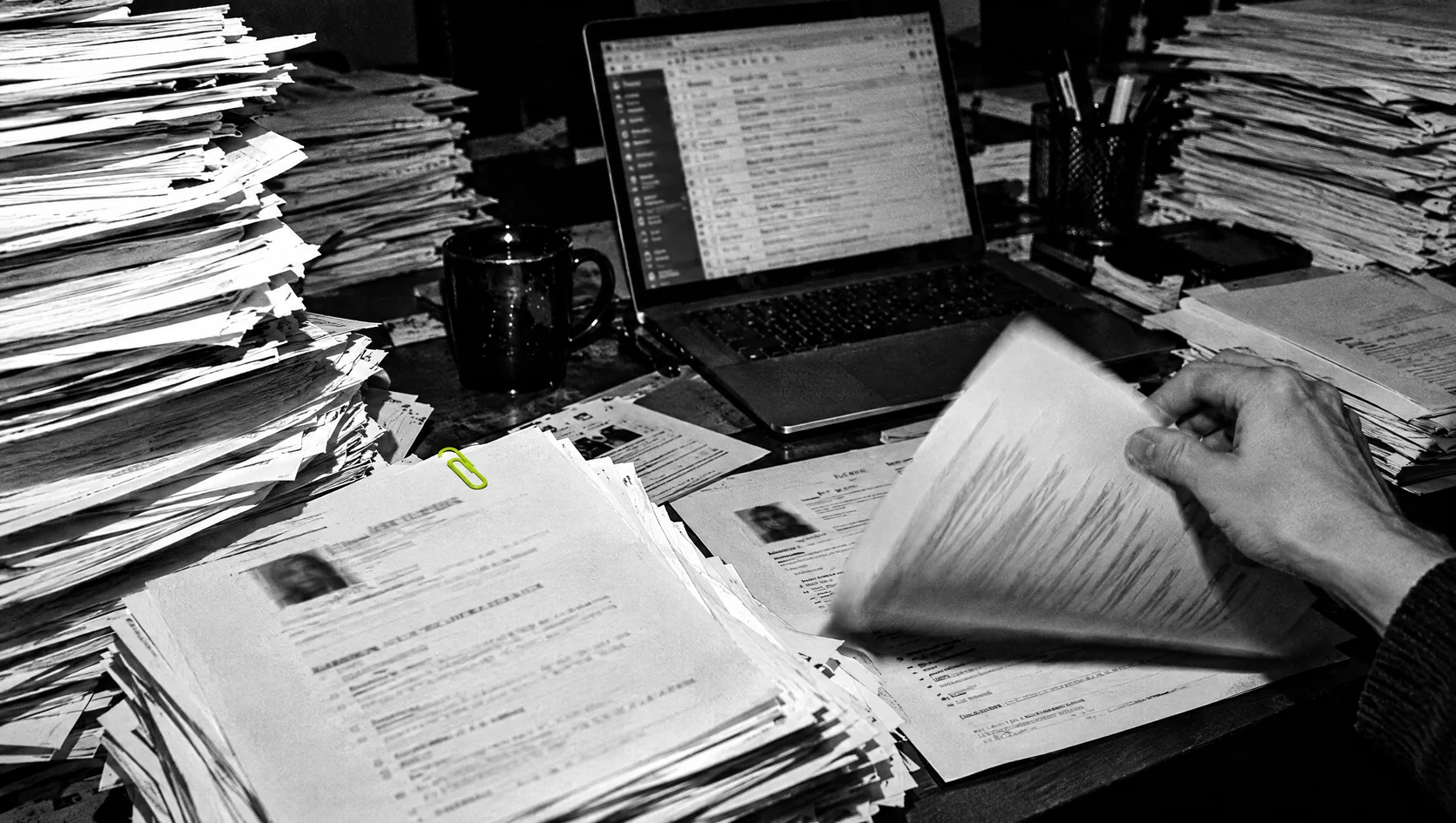 Uma caixa de e-mail cheia de currículos por ler